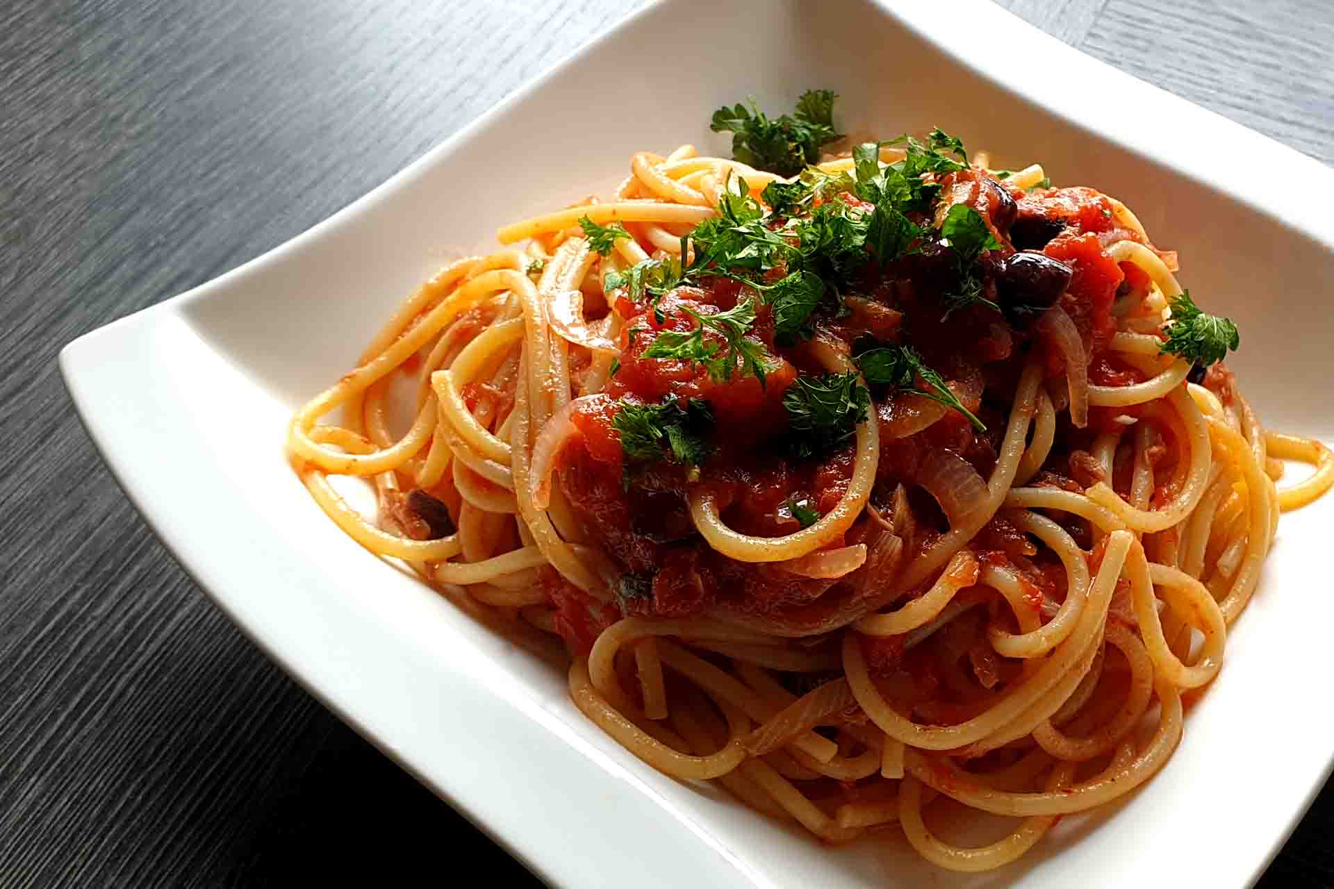 Spaghetti alla puttanesca - original, italienische & lecker