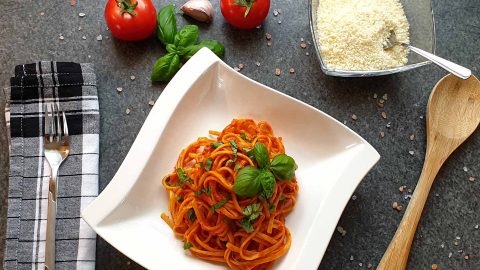 Spaghetti mit Tomatensoße