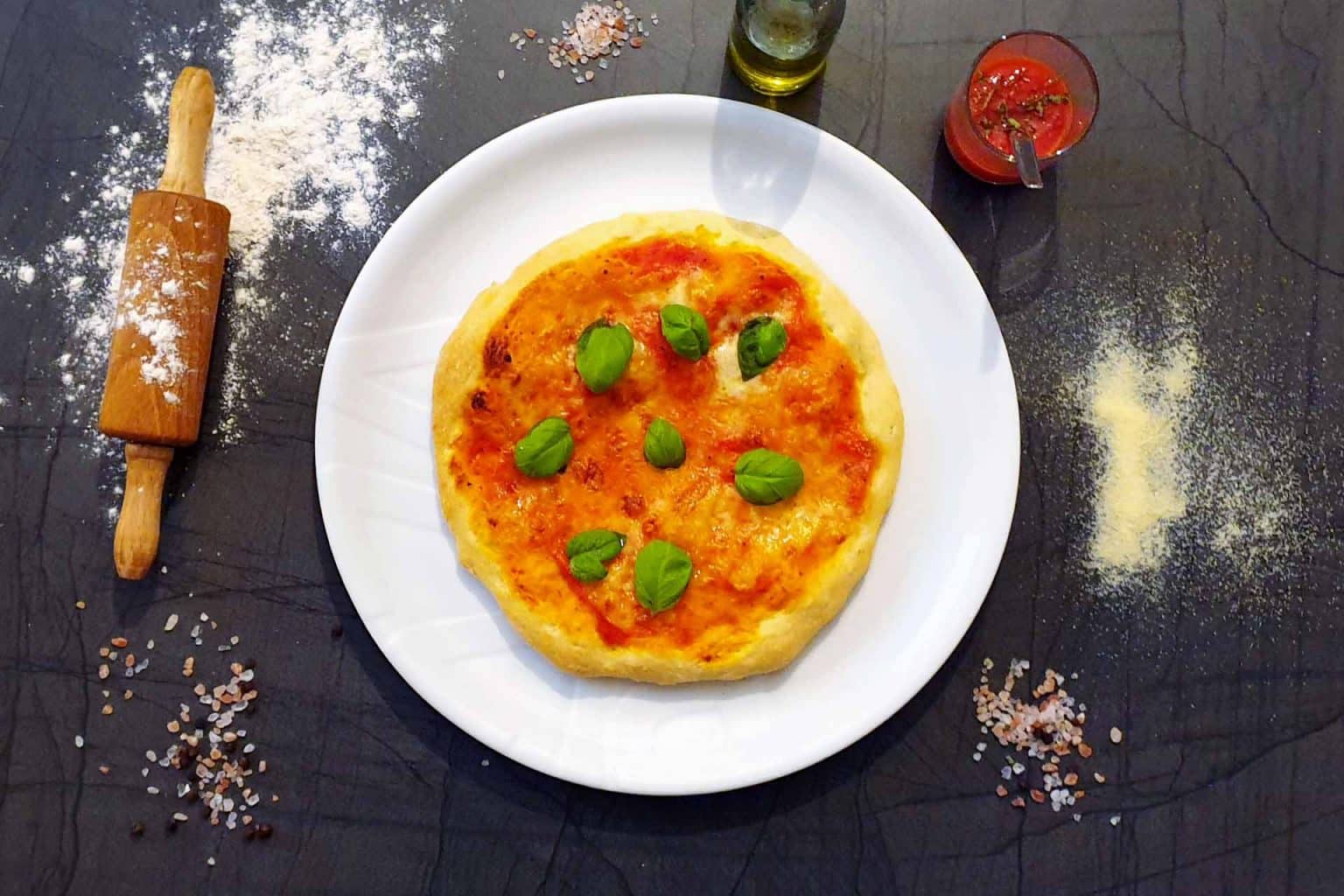 Pizza prosciutto - einfach, genial und original italienisch Pizza prosciutto - einfach, genial und original italienisch