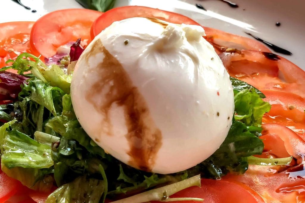 Burrata mit Tomaten und Salat