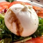 Burrata mit Tomaten und Salat