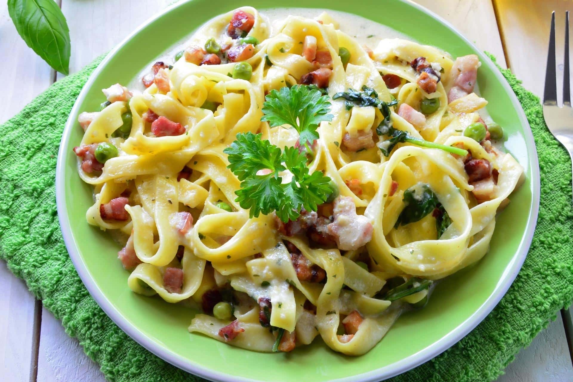 Pasta mit Schinken und Erbsen