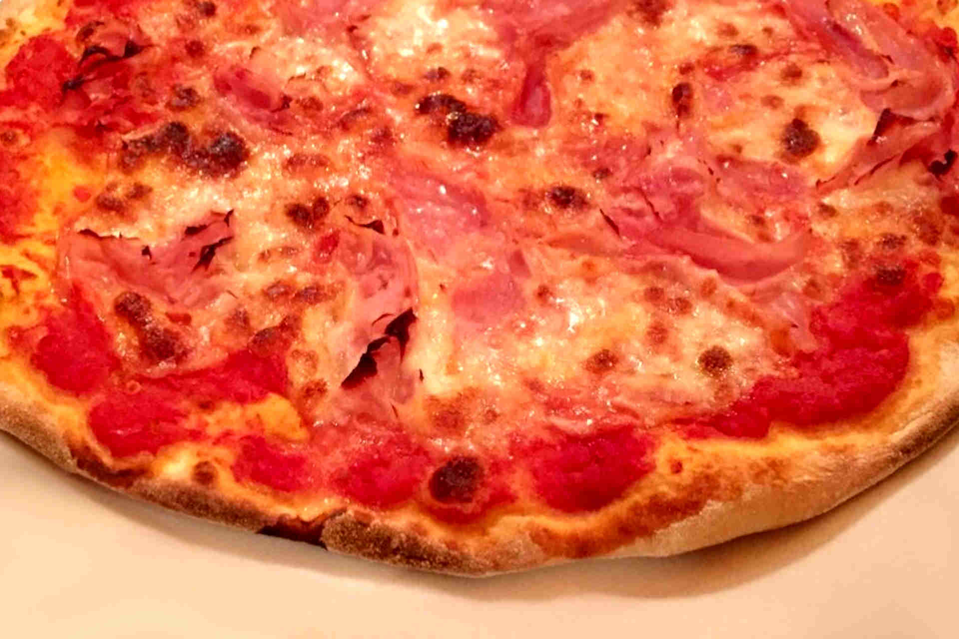Pizza prosciutto nach original italienischem Rezept