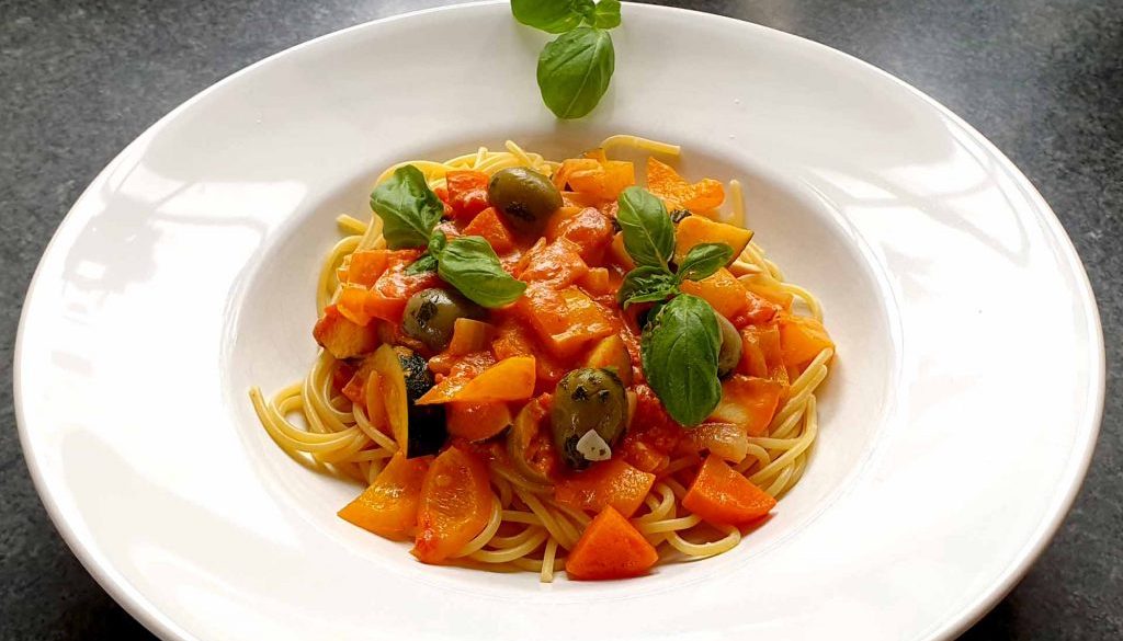 Spaghetti mit Gemüse in cremiger Tomatensahnesoße