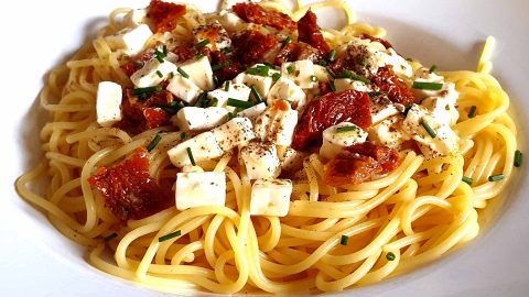 Spaghetti with sun dried tomatoes and feta