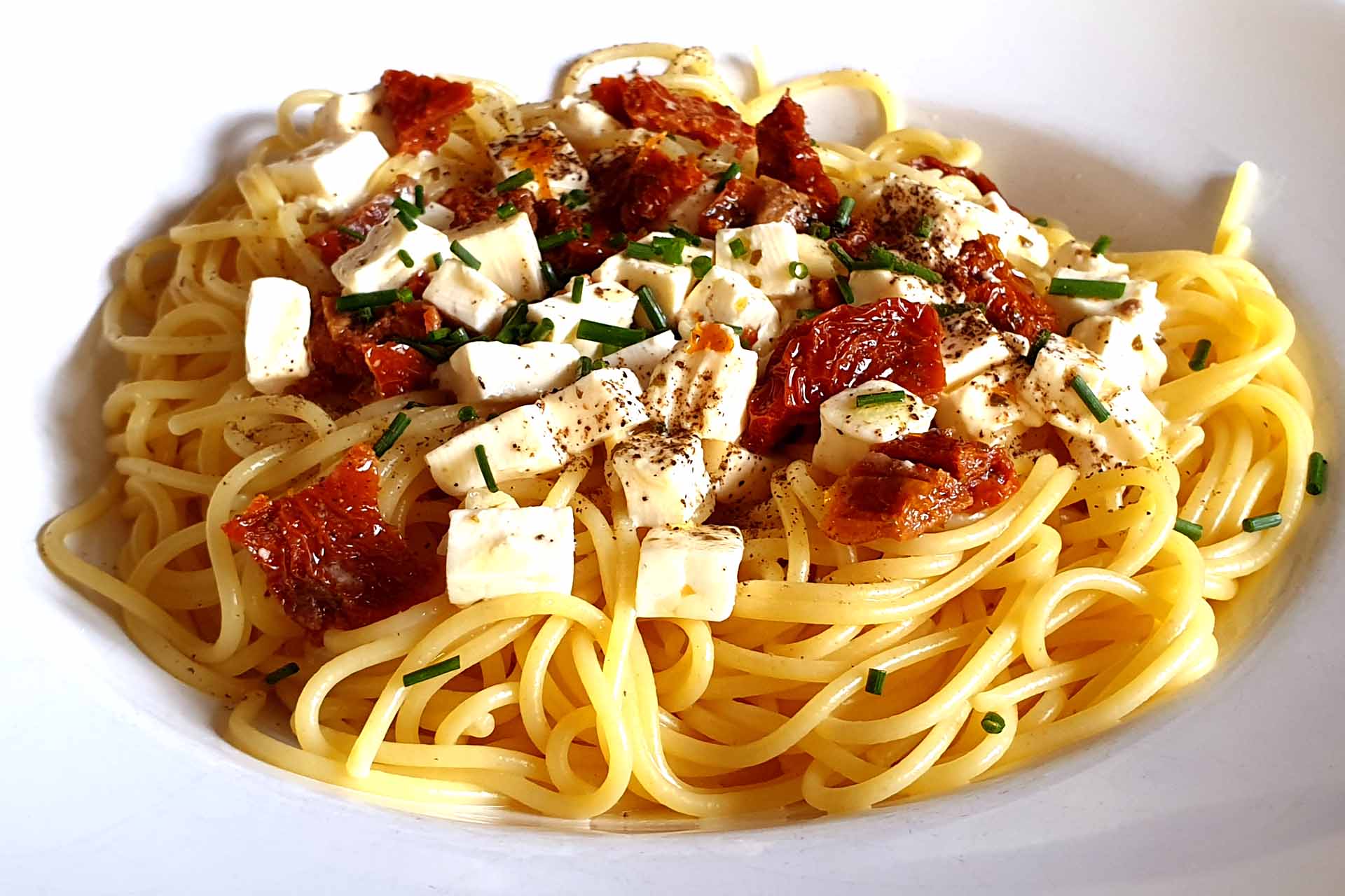 Spaghetti with sun dried tomatoes and feta