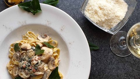 Pasta with spinach and mushrooms