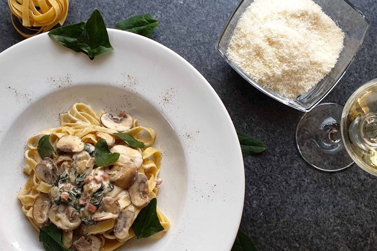 Pasta with spinach and mushrooms