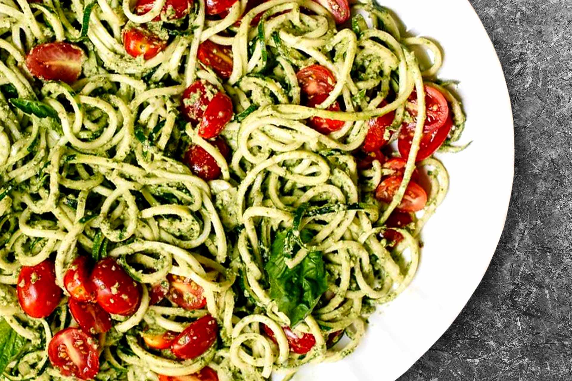 zucchini spaghetti mit pesto