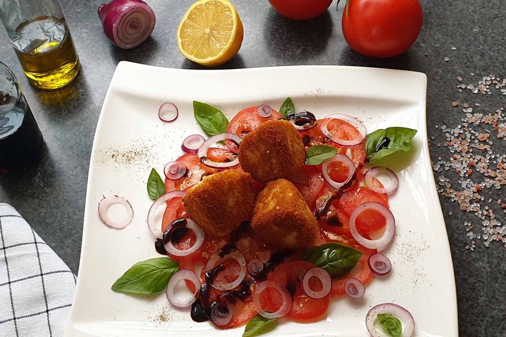 Gebratener Mozzarella auf Tomaten Carpaccio