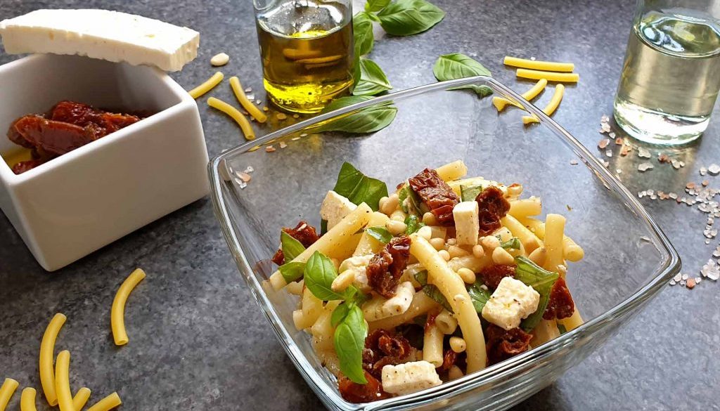 Nudelsalat mit getrockneten Tomaten, Feta &amp; Pinienkernen