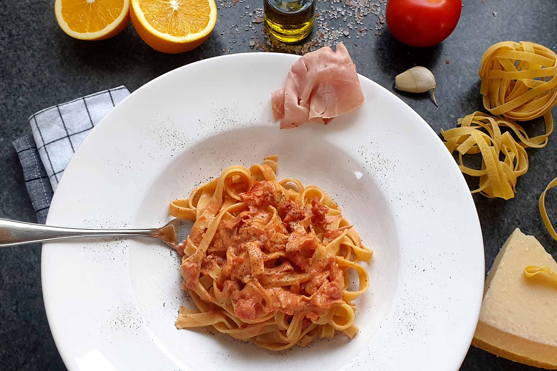 Tagliatelle mit Schinken in cremiger Orangen-Tomatensoße