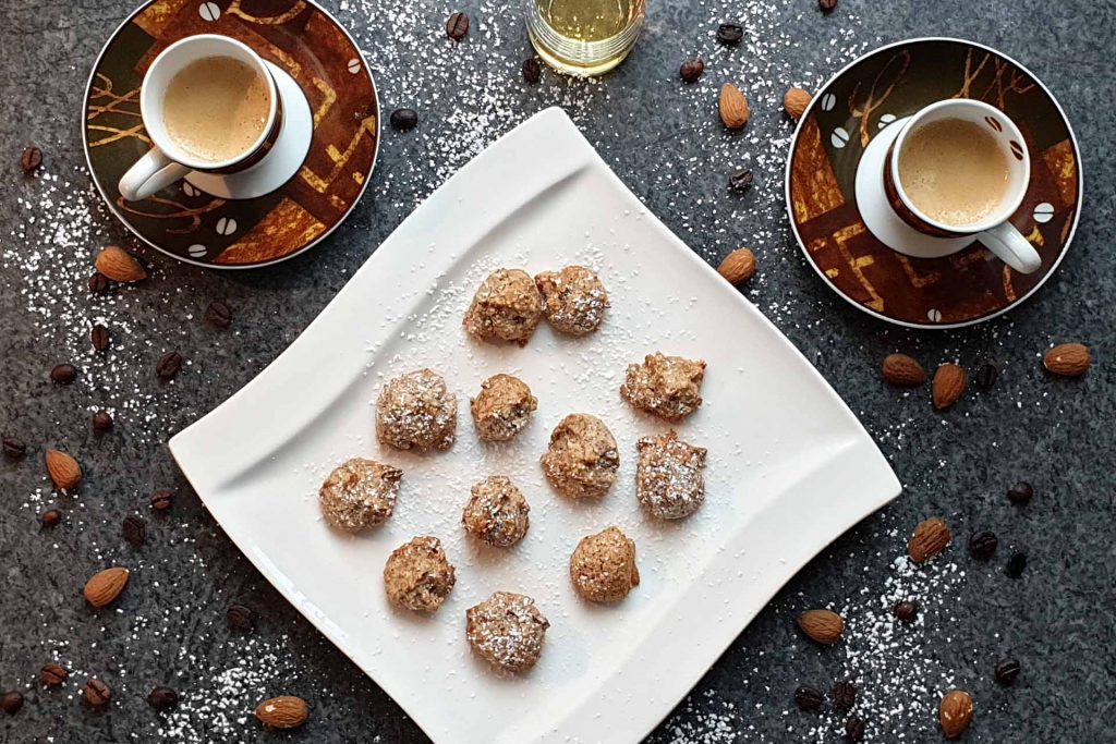 Amarettini cookies