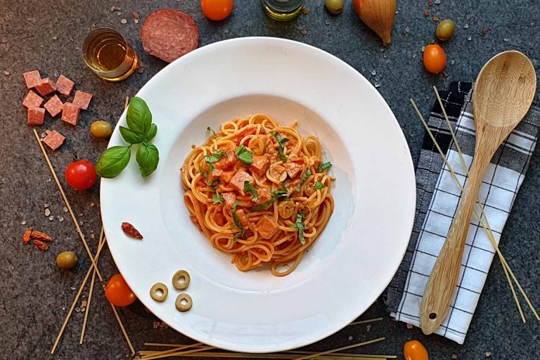 Nudeln mit Salami und Oliven in Weinbrand-Tomaten-Sahnesoße