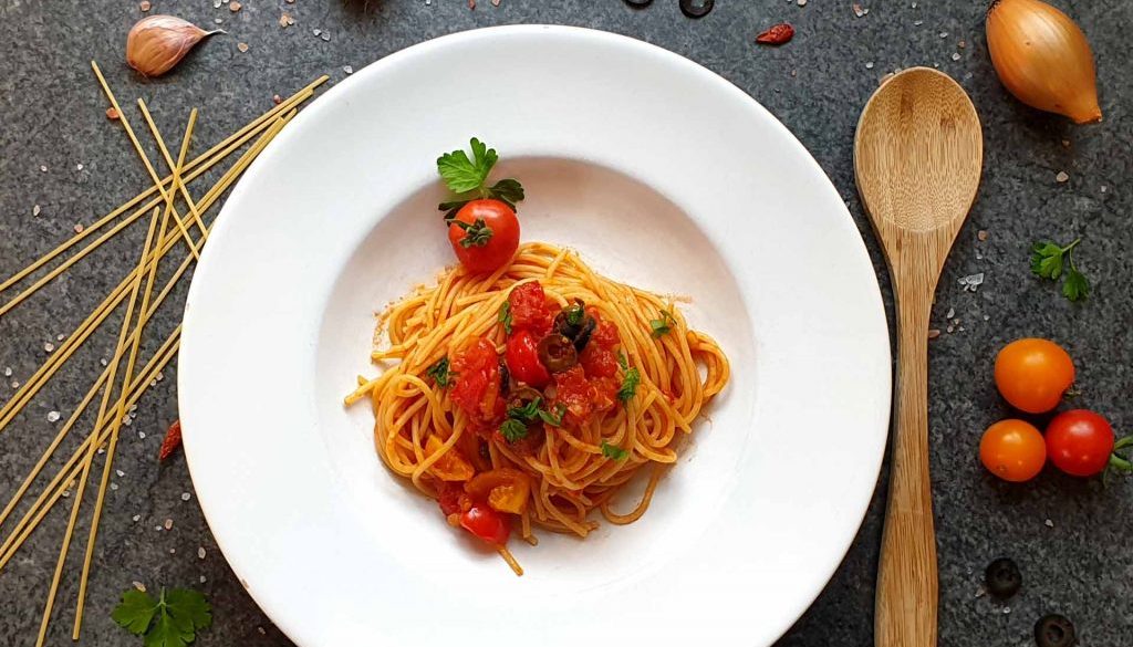 Spaghetti mit Kirschtomaten, Oliven und Kapern
