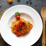 Spaghetti mit Kirschtomaten Oliven und Kapern