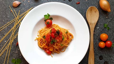 Spaghetti mit Kirschtomaten Oliven und Kapern