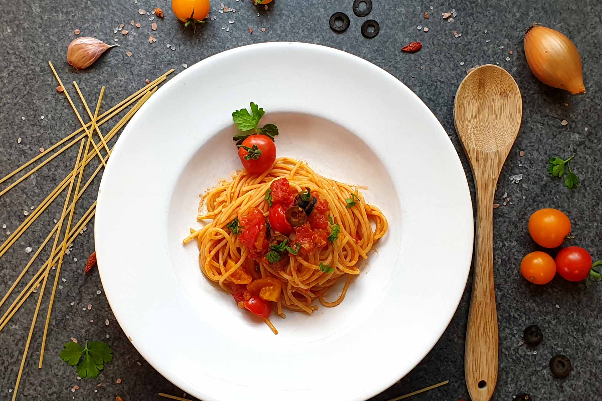 Spaghetti mit Kirschtomaten, Oliven und Kapern