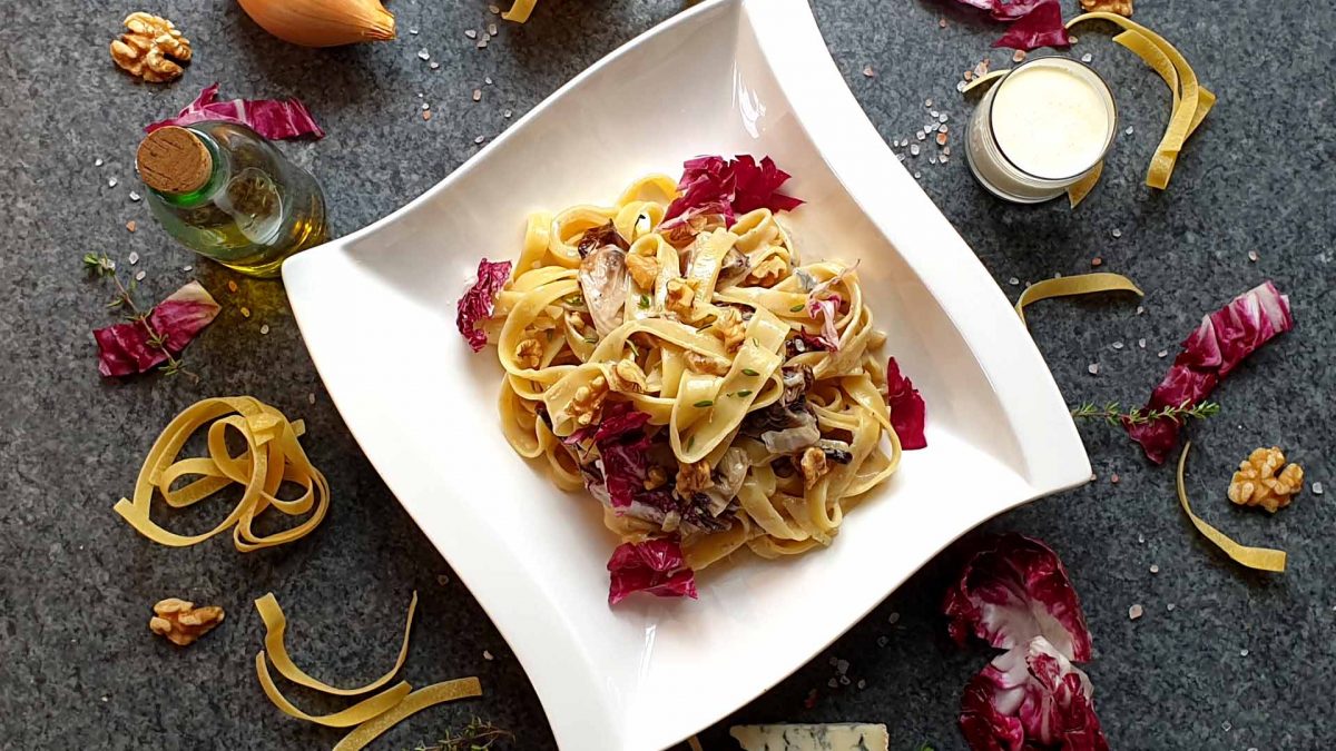 Tagliatelle Mit Gorgonzolasosse Walnussen Und Radicchio