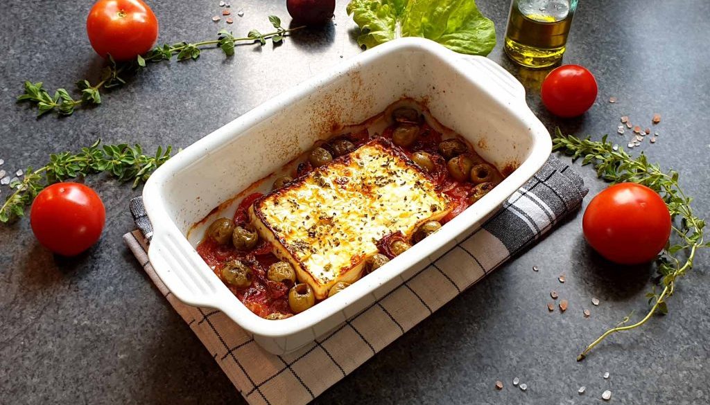 Gebackener Feta auf Tomatenbett mit Zwiebeln und Oliven