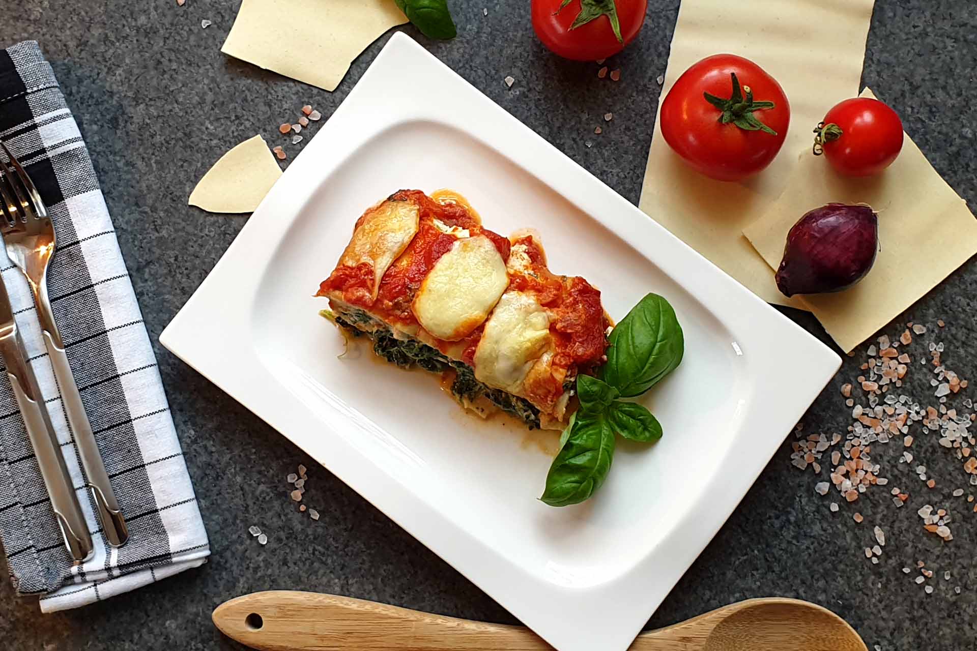 Spinat Ricotta Lasagne mit Tomatensauce - lecker vegetarisch