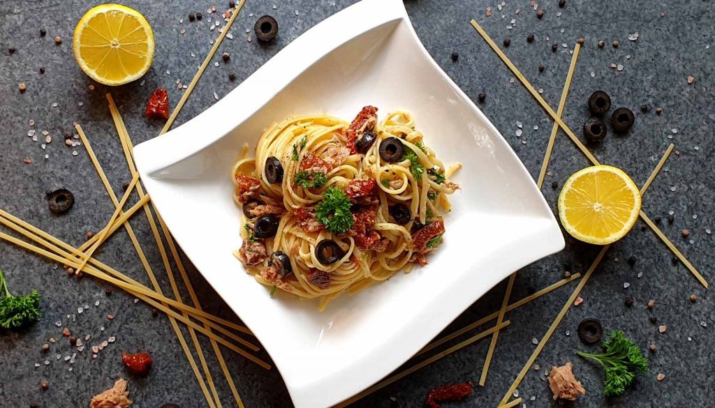 Thunfisch Pasta mit getrockneten Tomaten und Oliven