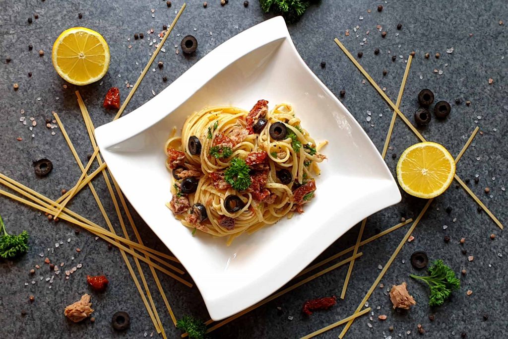 Thunfisch Pasta mit getrockneten Tomaten und Oliven