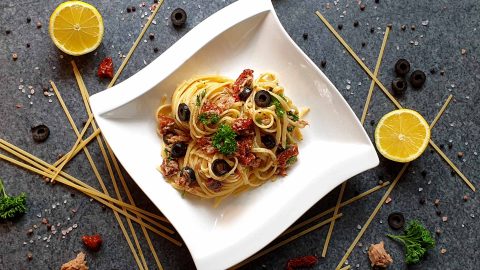 Thunfisch Pasta mit getrockneten Tomaten und Oliven