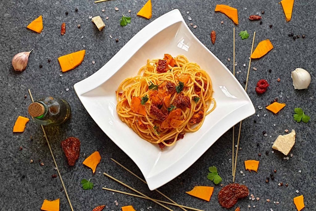 Kürbis Spaghetti mit getrockneten Tomaten