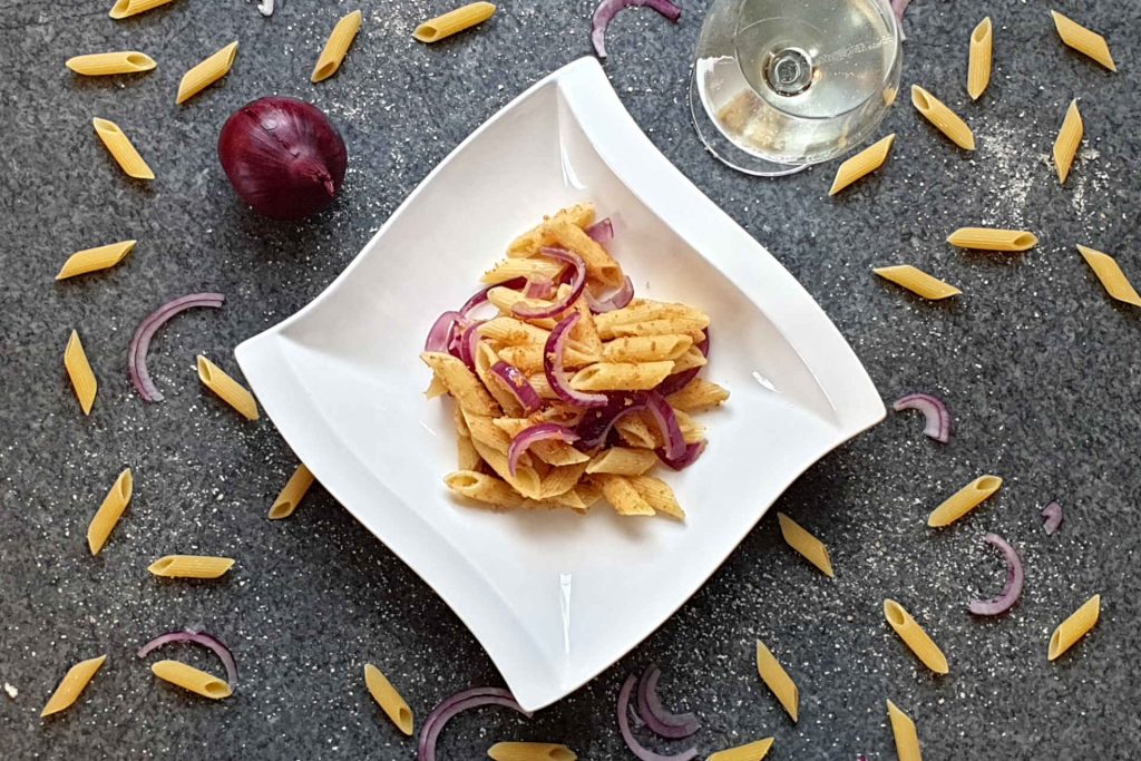 Pasta with breadcrumbs and red onions