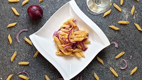 Pasta with breadcrumbs and red onions