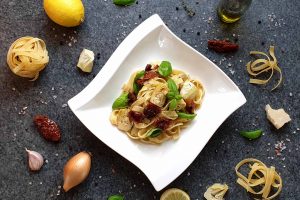 Pasta mit Artischocken und getrockneten Tomaten