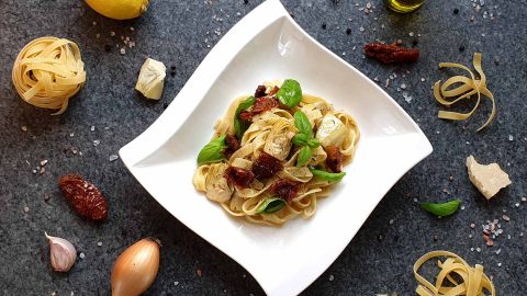 Pasta mit Artischocken und getrockneten Tomaten