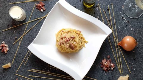 Spaghetti carbonara with cream