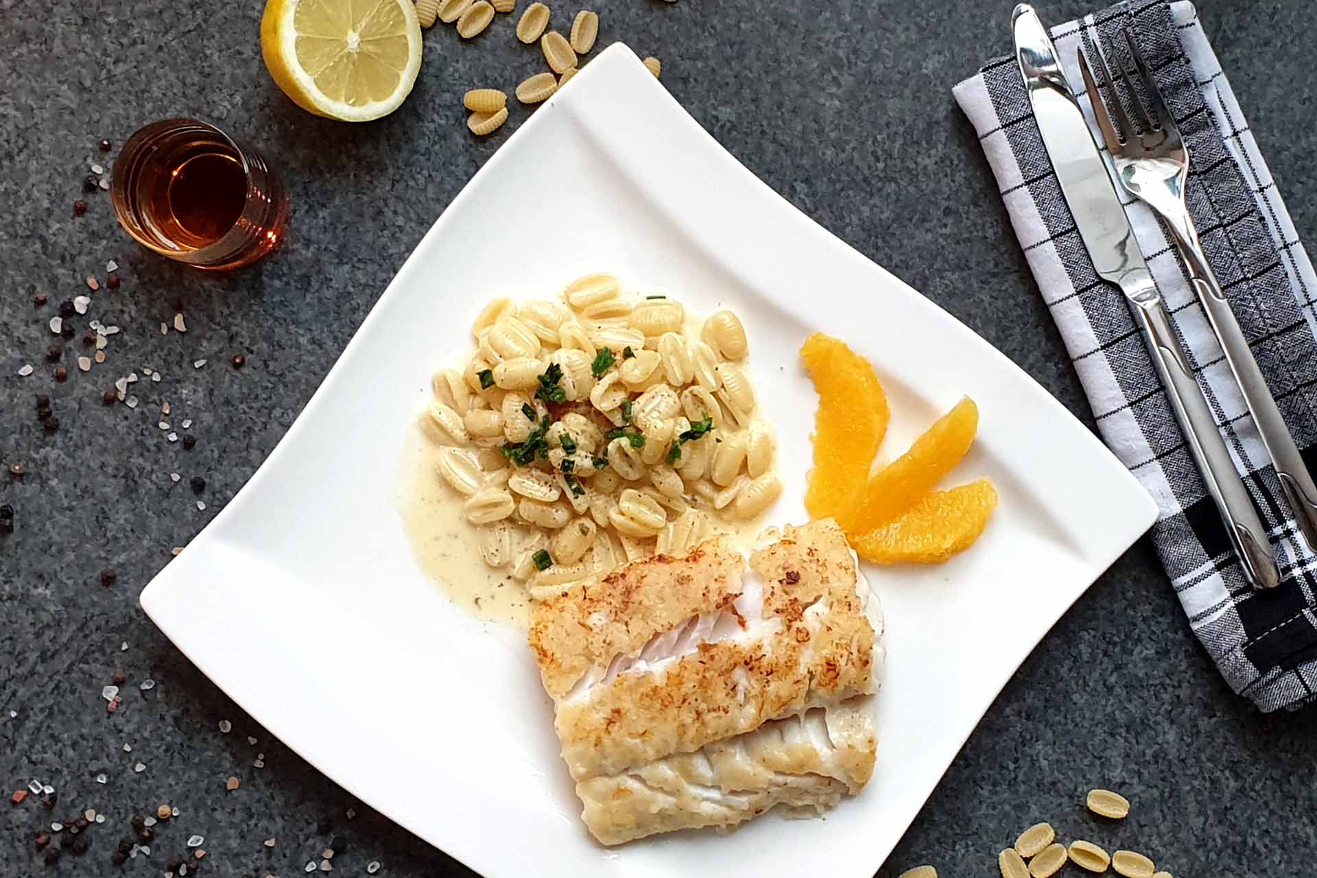 Kabeljaufilet mit Gnocchetti sardi in Orangen-Amaretto-Soße