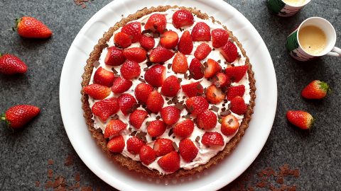 Strawberry cake with stracciatella cream