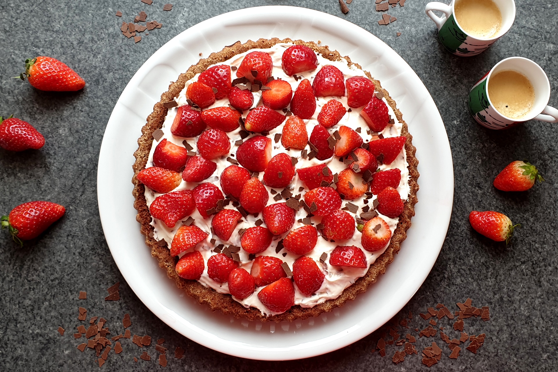 Strawberry cake with stracciatella cream