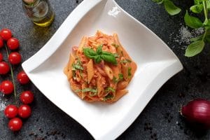 Pasta mit Tomaten Sahne Soße und Speck