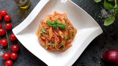 Pasta mit Tomaten Sahne Soße und Speck
