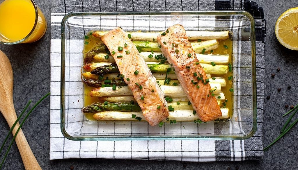 Spargel mit Lachs aus dem Ofen - leckeres 30 Minuten Rezept