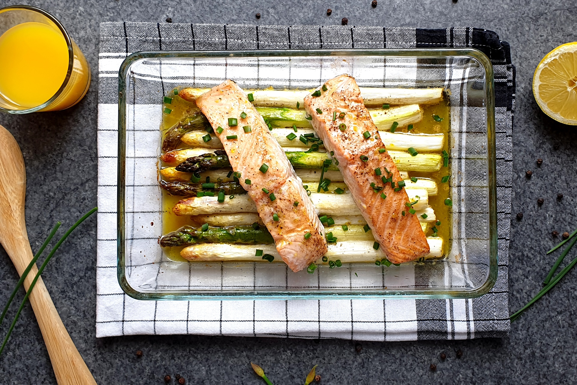 Spargel mit Lachs aus dem Ofen