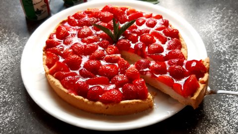 Strawberry cake with vanilla pudding