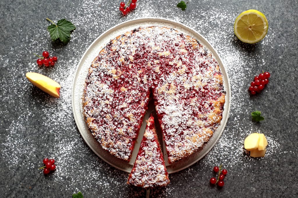 Red currant cake