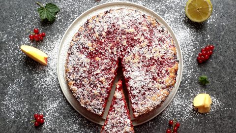 Red currant cake