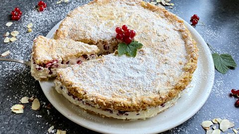 Johannisbeertorte mit Baiser und Mandeln