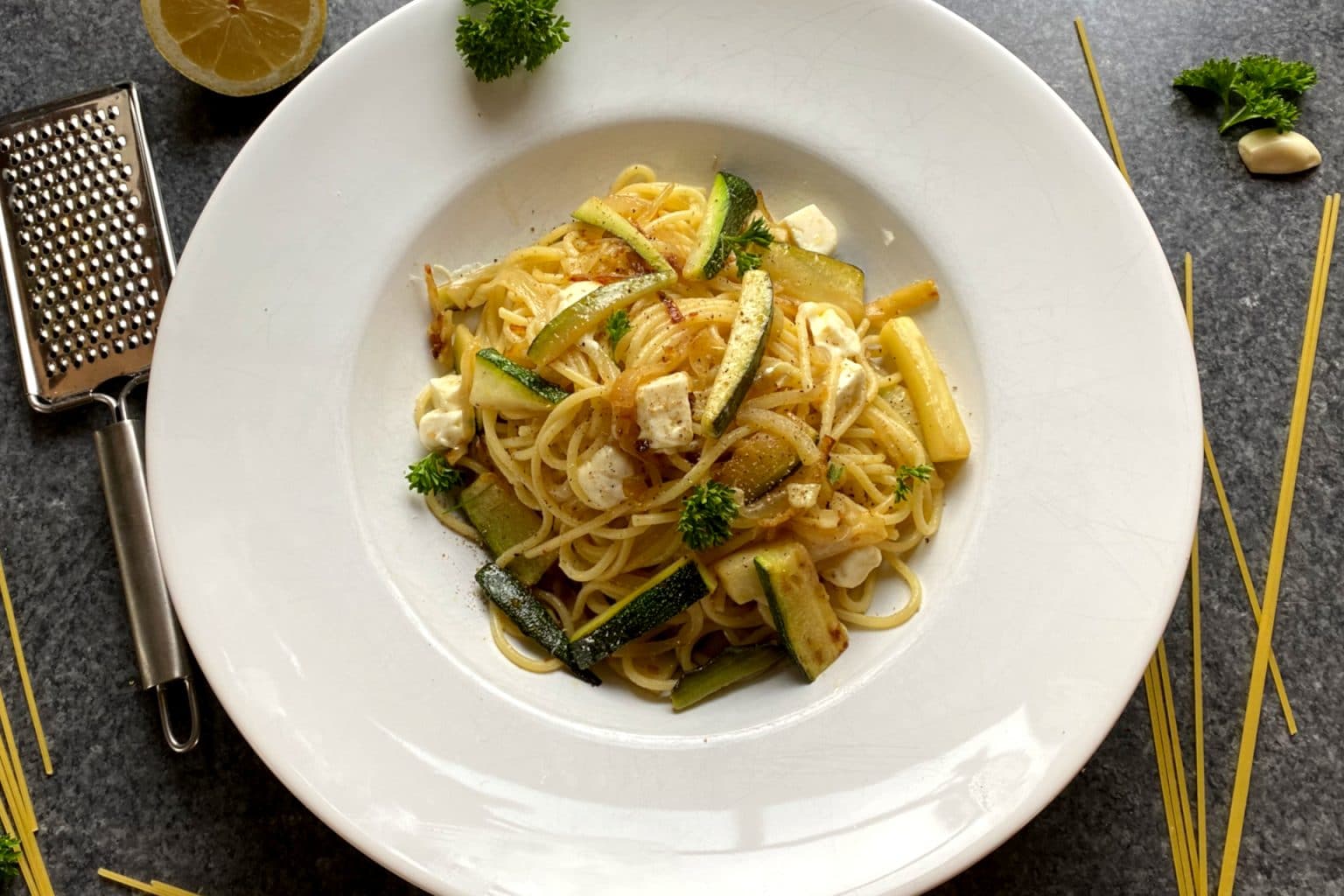 Pasta mit Zucchini und Feta - In nur 25 Minuten zum Genuss