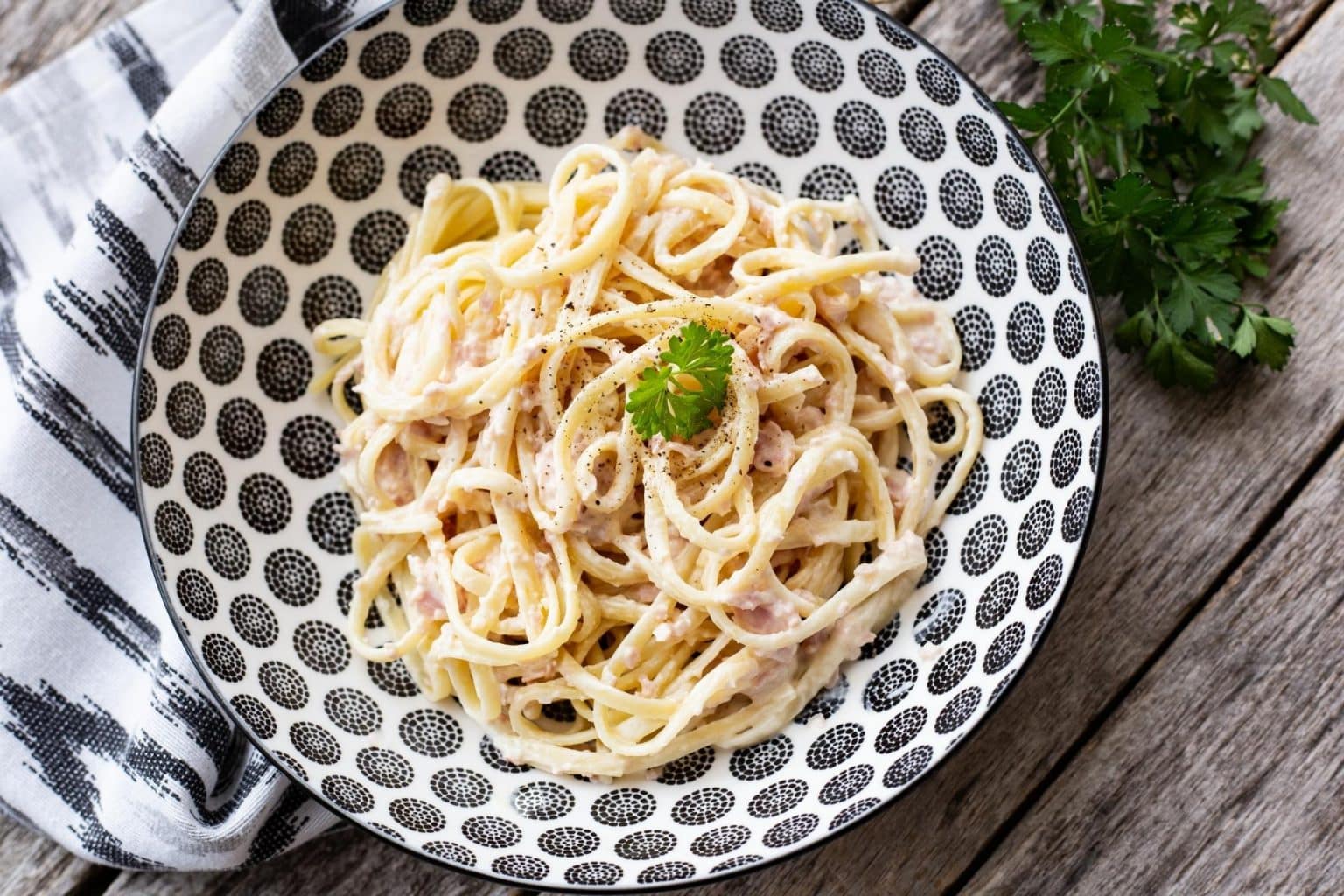Pasta mit Tomaten Sahne Soße und Speck 30min Rezept