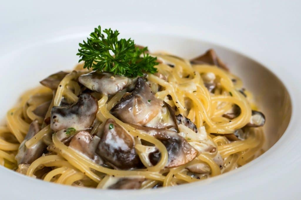 Pasta with mushrooms and cream