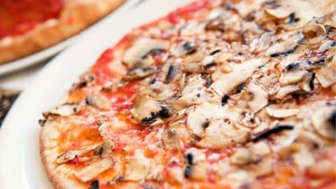 Pizza con funghi