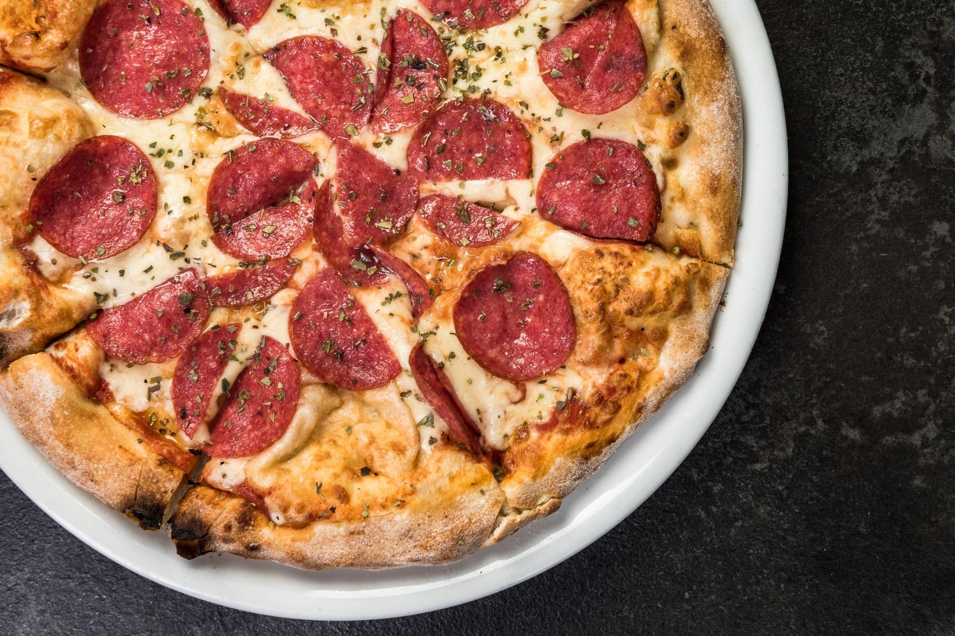 Salami pizza